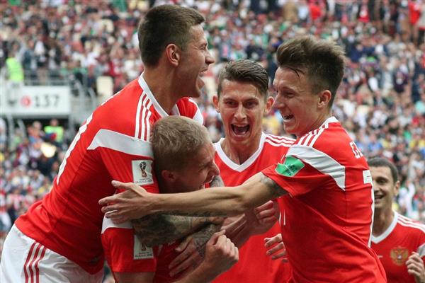 Tổng thống Putin chúc mừng tuyển Nga thắng khai mạc World Cup 2018