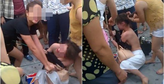 Hà Nội: Bắt 2 người đánh ghen, lột áo nạn nhân giữa phố