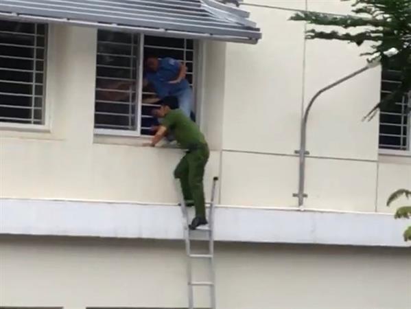 Clip: Nghẹt thở màn giải cứu nam sinh viên nhảy lầu vì điểm thấp
