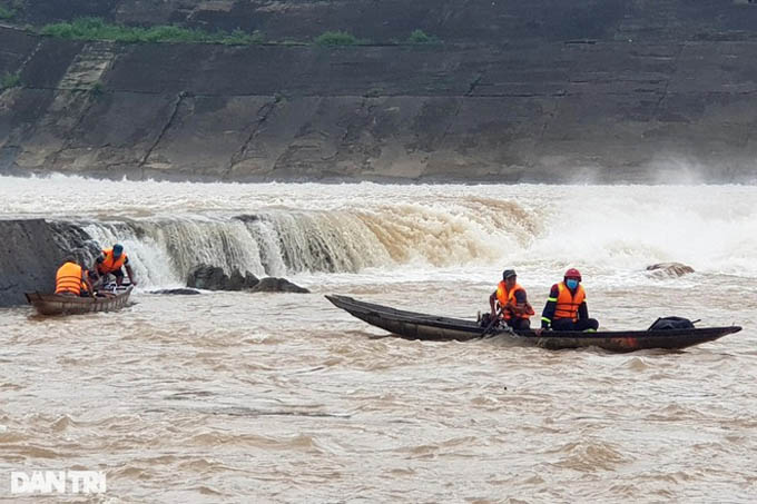 Giải cứu thành công Phó Giám đốc Sở và 6 người mắc kẹt, một người mất tích