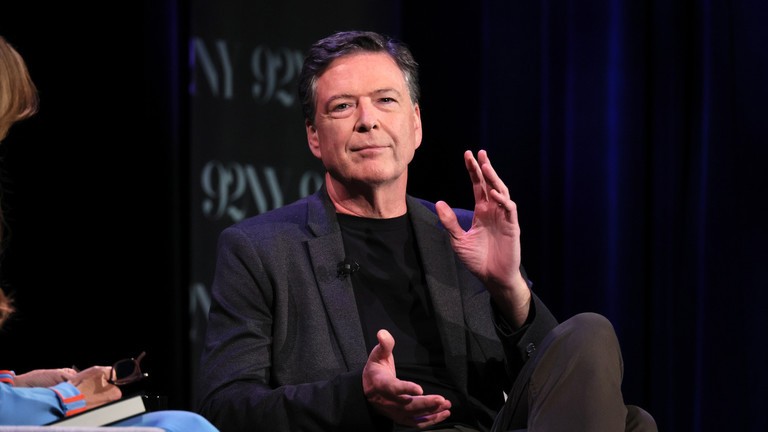 Cựu Giám đốc FBI bị điều tra vì 'kêu gọi ám sát ông Trump' qua bài đăng đầy ẩn ý