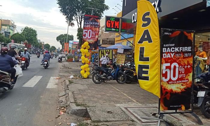 Giảm giá 70% nhân ngày BlackFriday, phố xá vẫn 'đói' khách