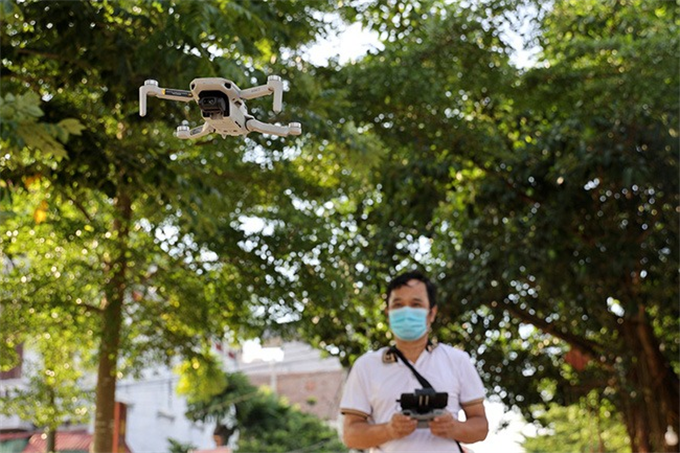 Hà Nội giám sát khu phong tỏa bằng flycam