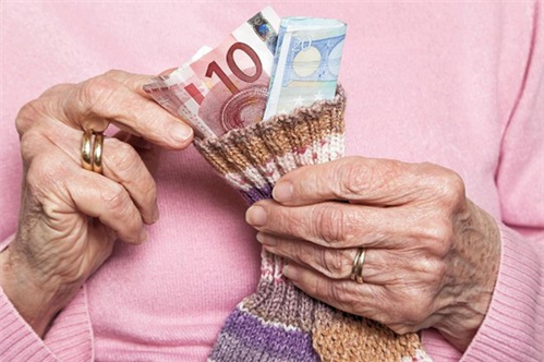 Giận người thừa kế, cụ bà cắt vụn gần 1 triệu euro