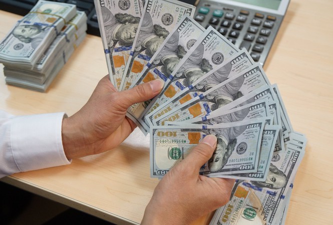 Giá vàng và USD đồng loạt bật tăng