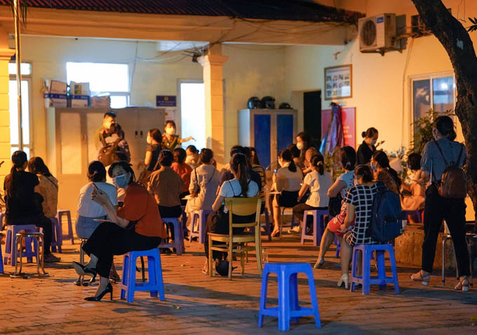 Chờ xin giấy đi đường đến khuya