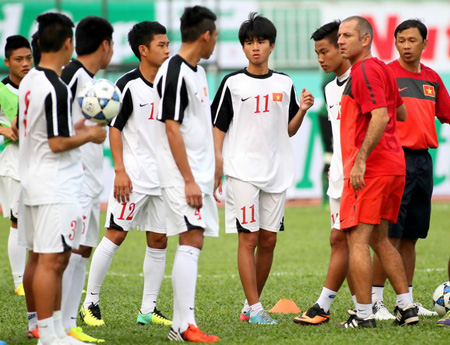 HLV Graechen Guillaume dẫn dắt U23 Việt Nam dự SEA Games?
