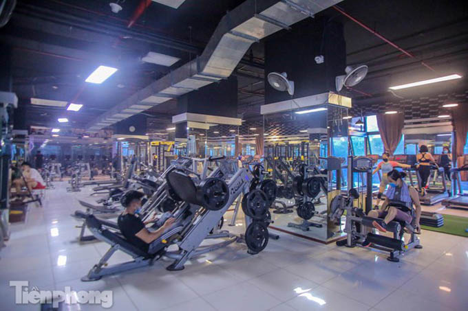 Phòng gym mở lại, người Hà Nội đeo khẩu trang luyện tập