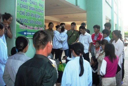 Nghệ An: Bé gái chết sau thay băng, người nhà 'quây' BV