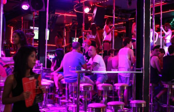 Cận cảnh phố bán bia kèm... vũ nữ múa cột