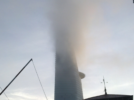 Tòa nhà cao nhất Sài Gòn bị báo cháy: Sương mù bao phủ