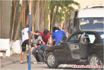 Nữ cảnh sát đặc nhiệm diễn tập chống khủng bố