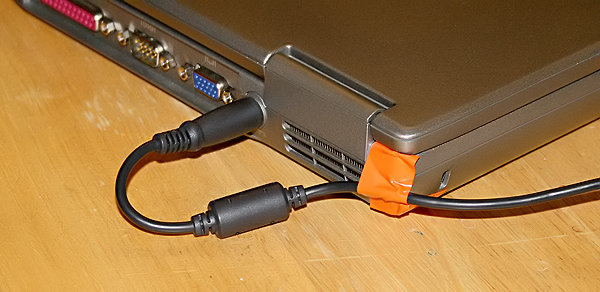 Cắm sạc laptop khi pin đã đầy có gây hại không?