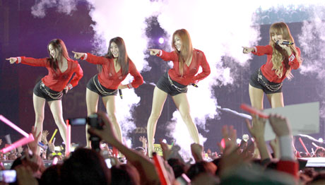 Ngắm nữ nghệ sĩ Hàn diện váy ngắn khoe chân thon tại Hà Nội