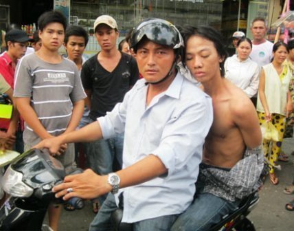 Ðối phó nạn cướp giật đường phố: Người dân tự cứu mình trước