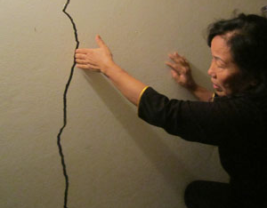 Hà Nội: Cao ốc mọc lên, nhà dân nứt toác