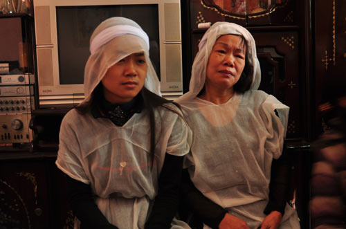 Phút giây chứng kiến chồng nằm chết với đôi tay bị còng