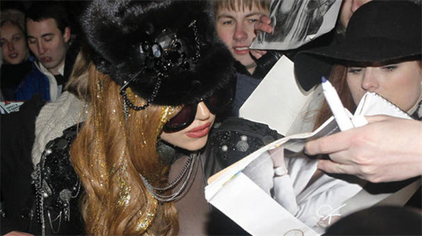 Lady Gaga bị cáo buộc phạm luật đồng tính ở Nga