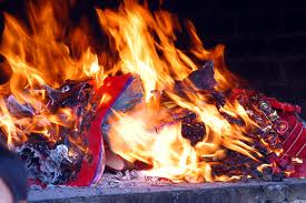 Cấm không mang vòng hoa, rắc vàng mã tại lễ tang cán bộ, công chức