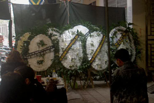 Đám tang trong nước mắt của lớp trưởng bị đâm chết