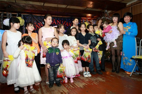 Sinh viên Việt Nam tại Đại học kỹ thuật lâm nghiệp Xanh-Petecbua đón năm mới 2013