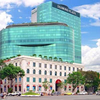 Đi vệ sinh trong TT thương mại bị… mất quần