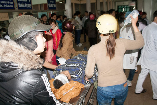 Sập mái nhà thờ trăm mét vuông, nhiều người bị vùi lấp