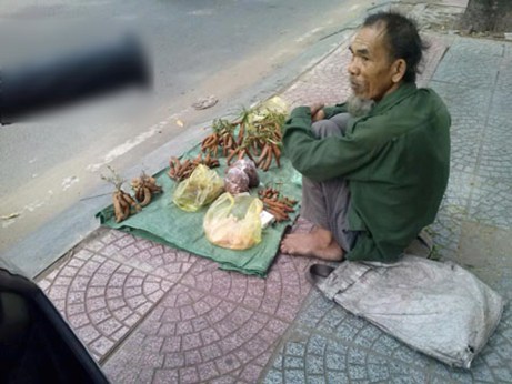 Lật tẩy ông già bán me bên đường Sài Gòn