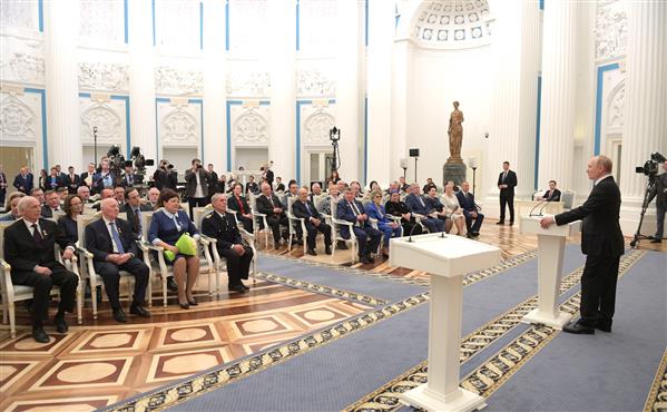 Tổng thống V. Putin trao Huy chương vàng tặng 5 Anh hùng Lao động Nga