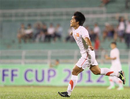 ĐTVN dễ dàng đè bẹp tuyển Lào