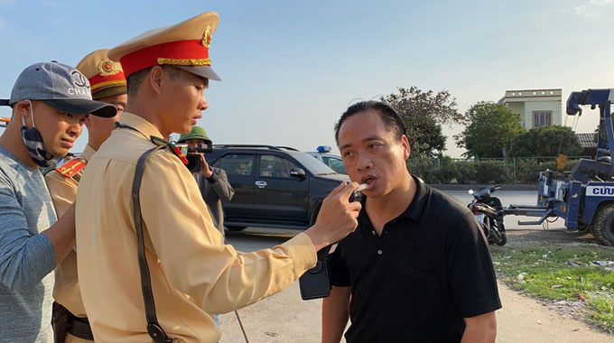 Hải Dương: Lái xe 'cố thủ' 3 giờ trên xe, liên tục uống nước, kiểm tra không nồng độ cồn