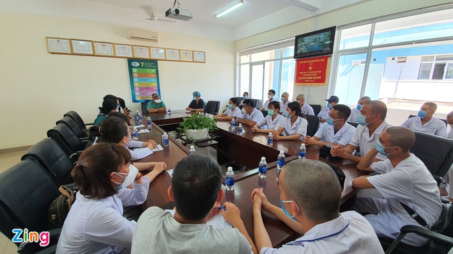 Bác sĩ ở Hải Phòng cạo trọc đầu khi đến tâm dịch Đà Nẵng