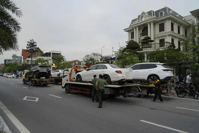 Khám xét, niêm phong 4 xe sang ở biệt thự của cựu Chủ tịch TP Hạ Long vừa bị bắt