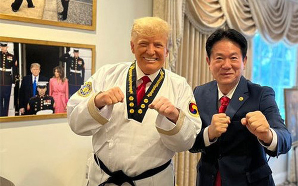 Ông Donald Trump nhận cửu đẳng huyền đai Taekwondo, ngang hàng ông Putin