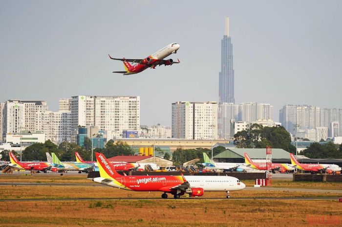 Gỡ khó cho các hãng bay trước 'vòng xoáy kép' của dịch và giá xăng tăng