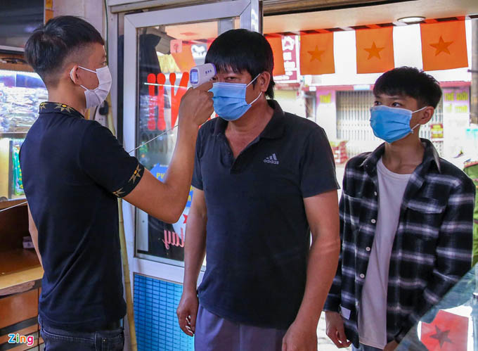 Thực khách Hà Nội được đo thân nhiệt, ngồi cách nhau 1m
