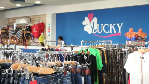 Sang Nga tìm hàng Việt