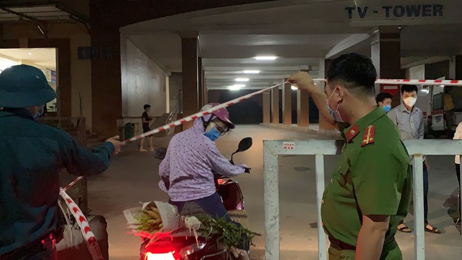 Hà Nội: Dựng lều dã chiến, phong tỏa 2 tòa chung cư vì cư dân nghi nhiễm Covid-19