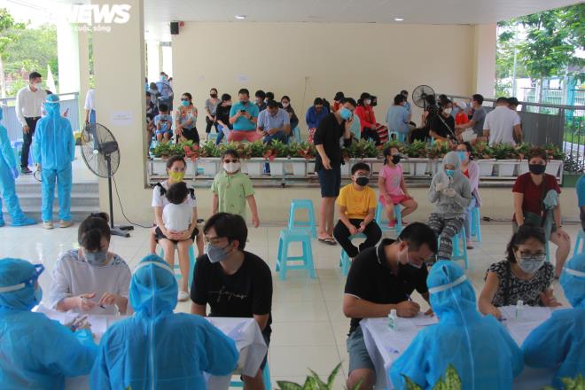 Ảnh: Người Hà Nội kéo nhau đi xét nghiệm COVID-19 sau chuyến du lịch Đà Nẵng