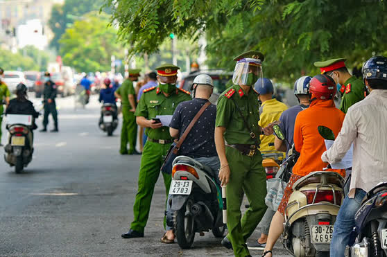 Hà Nội: Không được qua chốt, nam thanh niên dùng dao rượt đuổi 2 cán bộ trực chốt