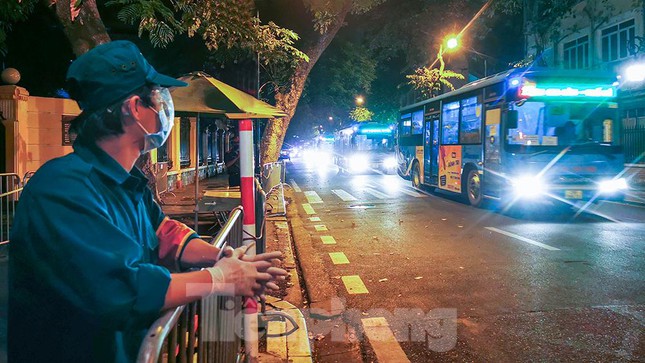 Xuyên đêm đưa hơn 100 trường hợp F1 ở bệnh viện Việt Đức đến nơi cách ly
