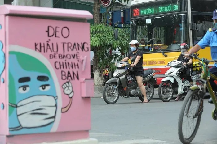 Hà Nội: Bốt điện 'thay áo mới' bằng hình ảnh tuyên truyền phòng chống dịch Covid-19