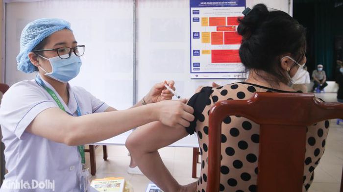 Hà Nội dự kiến tiêm vaccine COVID-19 cho 350.000 người trong năm 2021