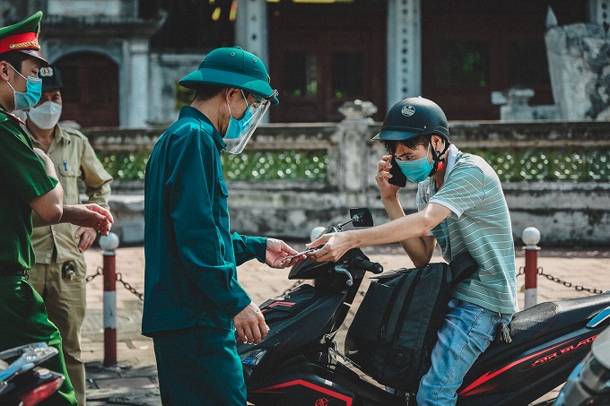 Người dân Hà Nội ra đường phải xuất trình thêm lịch trực, văn bản phân công nhiệm vụ