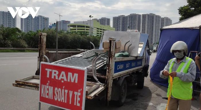 Hà Nội dỡ bỏ 39 chốt kiểm soát dịch ra vào 'vùng đỏ'