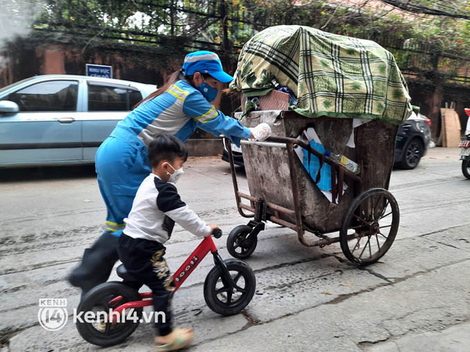 Hà Nội 23h đêm, bé trai 2 tuổi vẫn lang thang cùng mẹ lao công đi gom rác: ''Cực chẳng đã, tôi mới phải đưa theo con đi làm cùng''