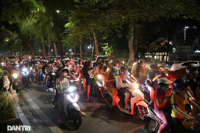 Hà Nội đang thực hiện Chỉ thị 15, có xử phạt được người đổ ra đường chơi Trung thu?