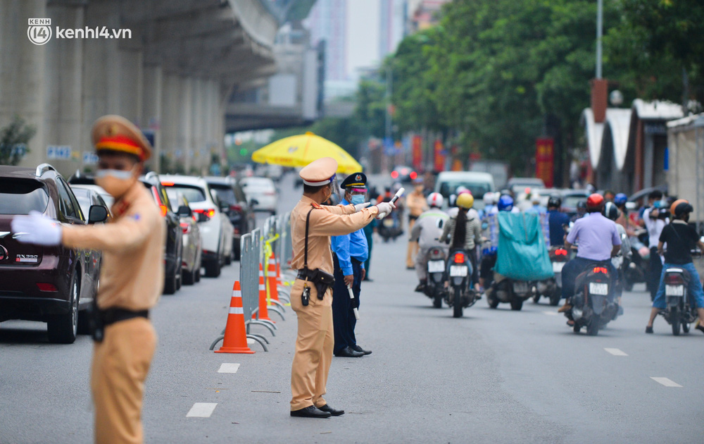 Cảnh sát lập chốt dài hơn 1km kiểm tra người dân đi vào ''vùng đỏ''