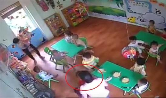 Hà Nội: Giáo viên đánh, tát, lay giật đầu bé 16 tháng tuổi