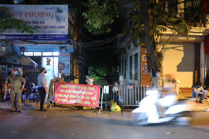 Thêm ca nghi dương tính với SARS-CoV-2, Hà Nội phong tỏa 1 khu phố ngay trong đêm